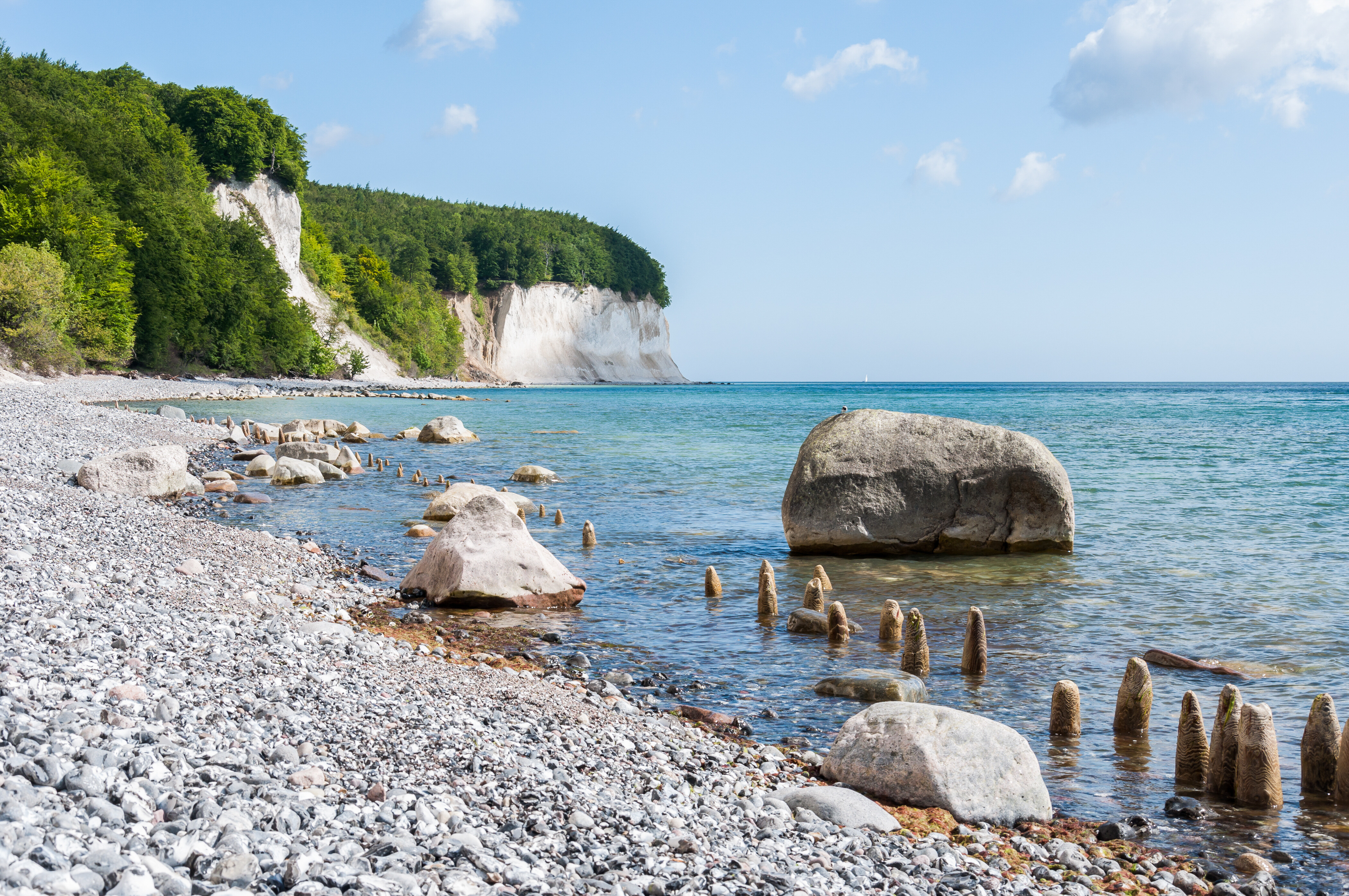 Großer Feldstein in der Ostsee vor den Kreideklippen auf Rügen